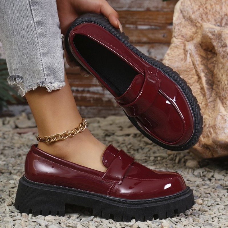 Patent Leather Pump - Skórzane lakierowane buty na średnim obcasie
