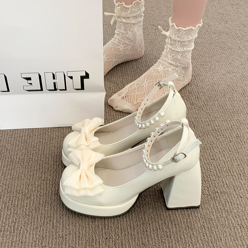 Lakierowane skórzane platformy – Patent Leather Pump recenzja i cena