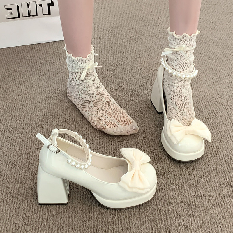 Lakierowane skórzane platformy – Patent Leather Pump recenzja i cena