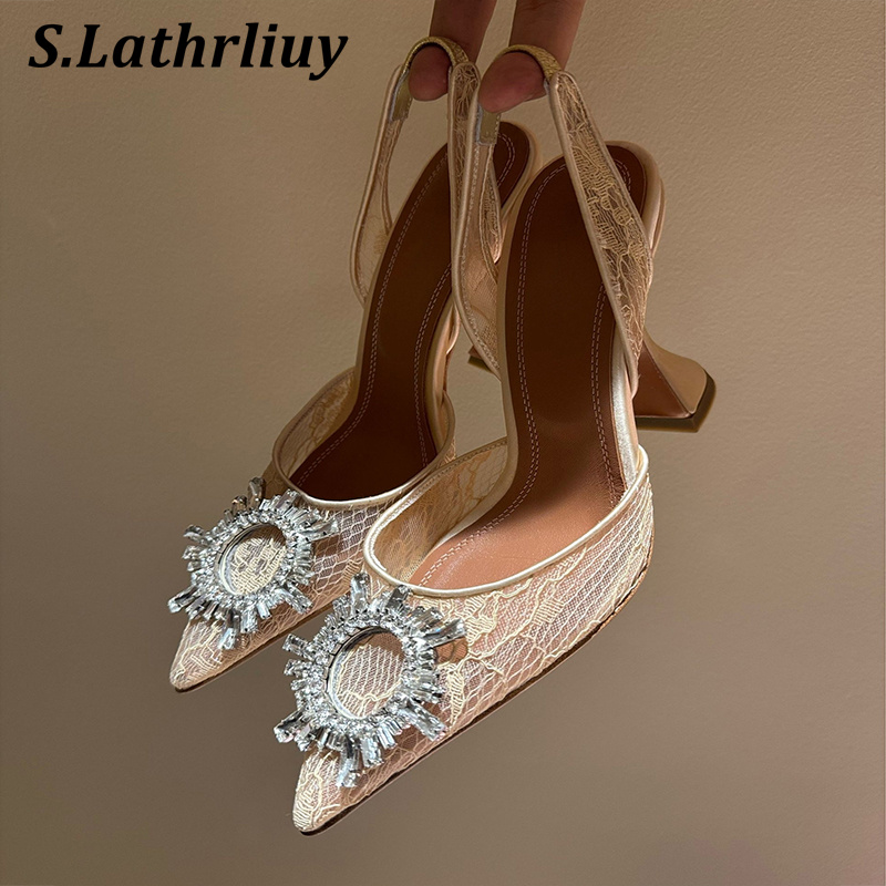 Sandały z cyrkoniami, kwiatami – Patent Leather Pump recenzja i cena