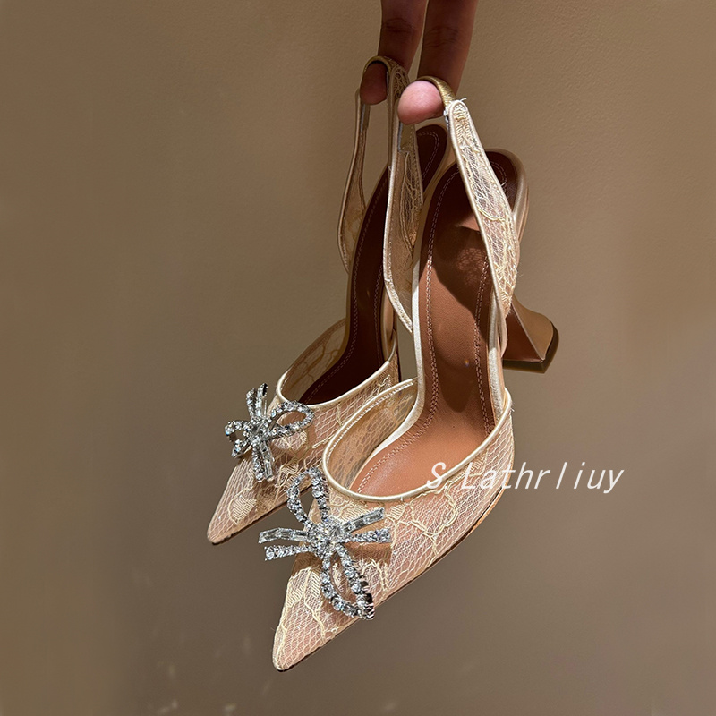 Sandały z cyrkoniami, kwiatami – Patent Leather Pump recenzja i cena